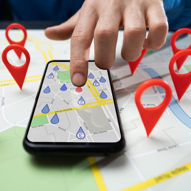 Telefono con mappa attiva e circondato da una mappa come metafora per il marketing per attività locali