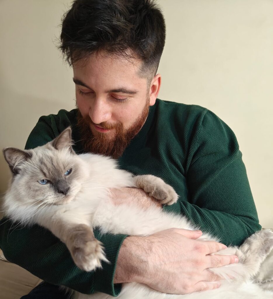 Foto dell'Artigiano del Marketing fuori dal lavoro, con in braccio Martino, il suo gatto